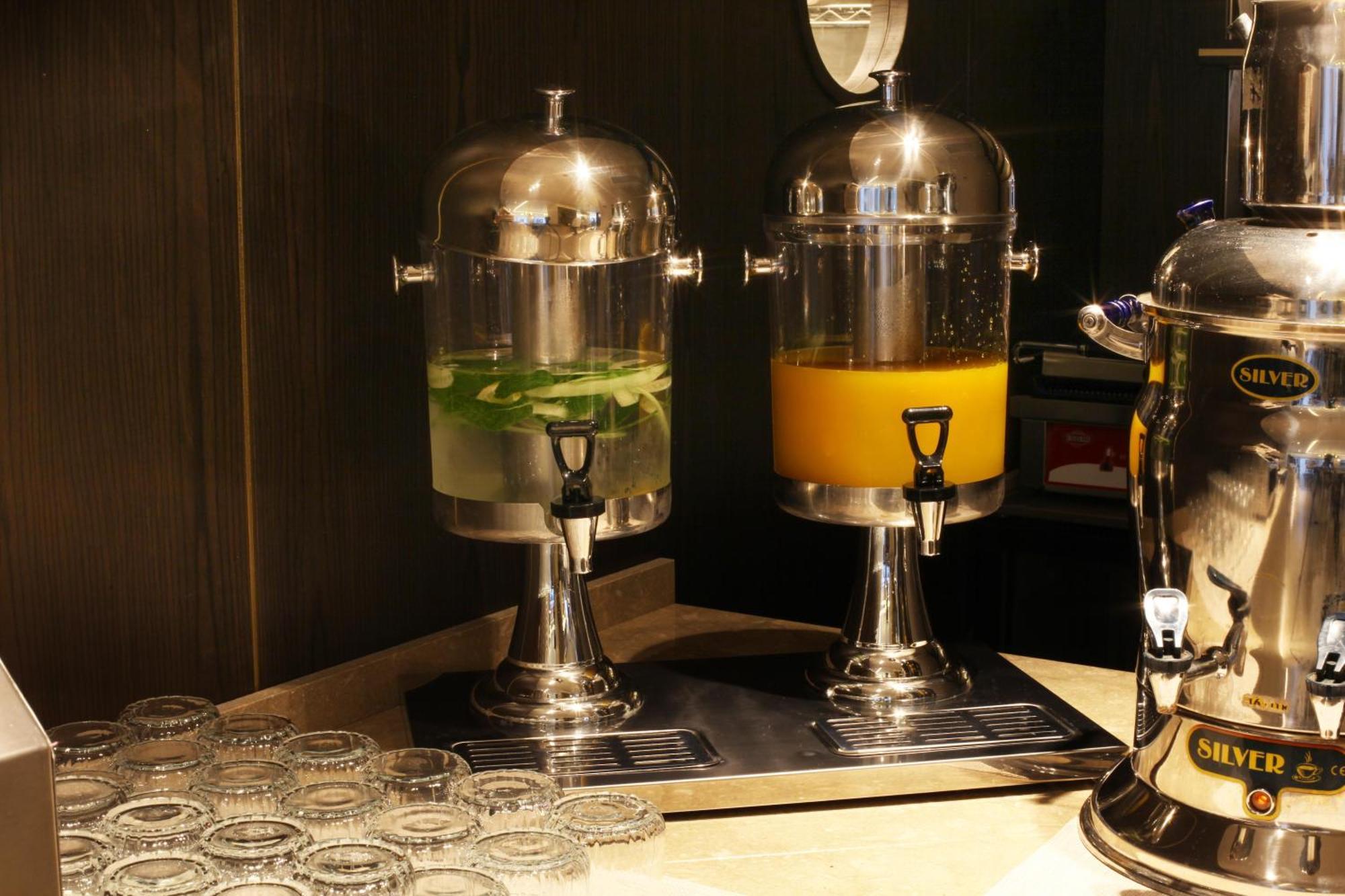 فنادق بنتلي باي مولتون - سبيشال كلاس اسطنبول المظهر الخارجي الصورة A juice dispenser