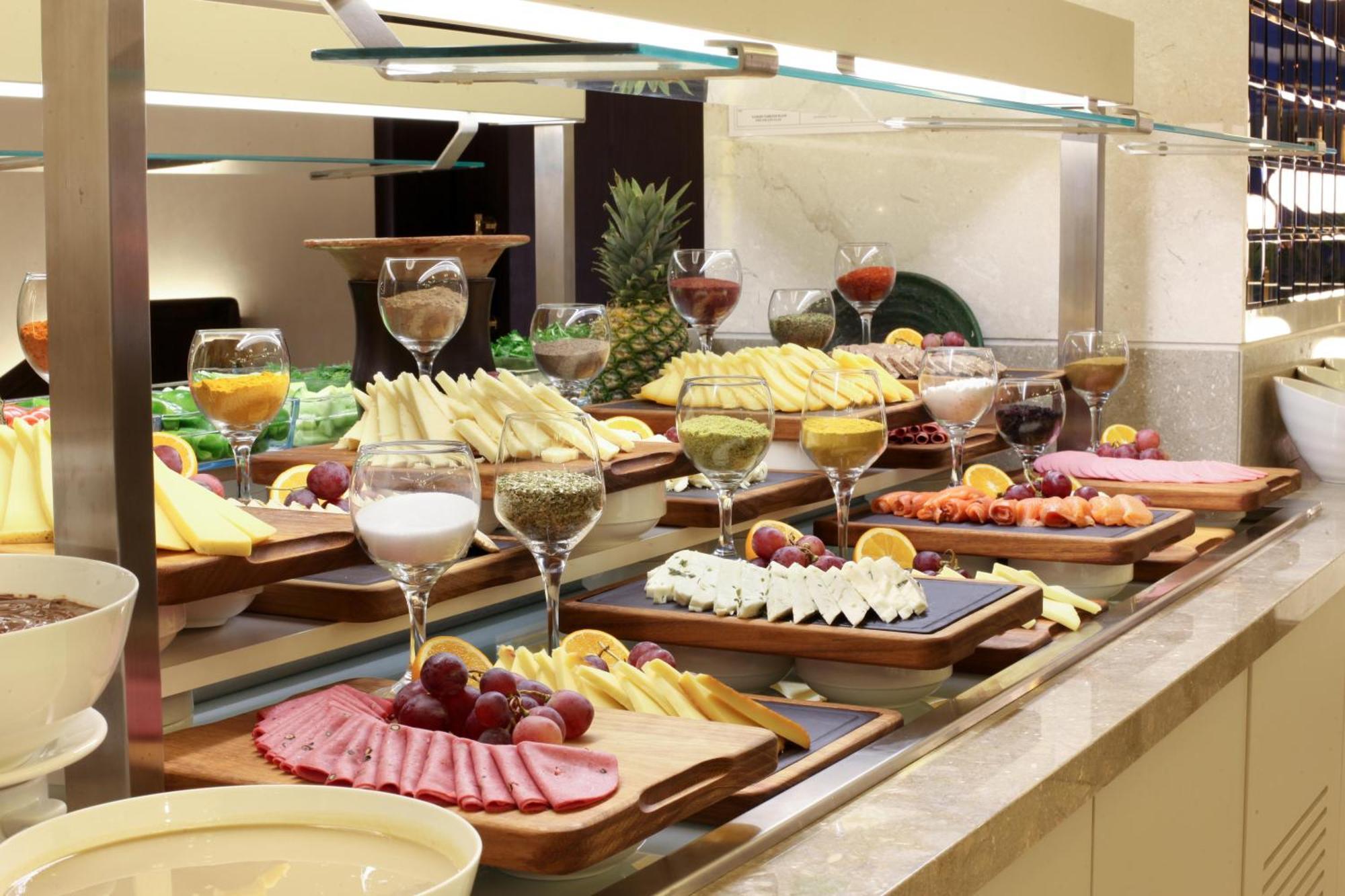 فنادق بنتلي باي مولتون - سبيشال كلاس اسطنبول المظهر الخارجي الصورة A buffet at a hotel