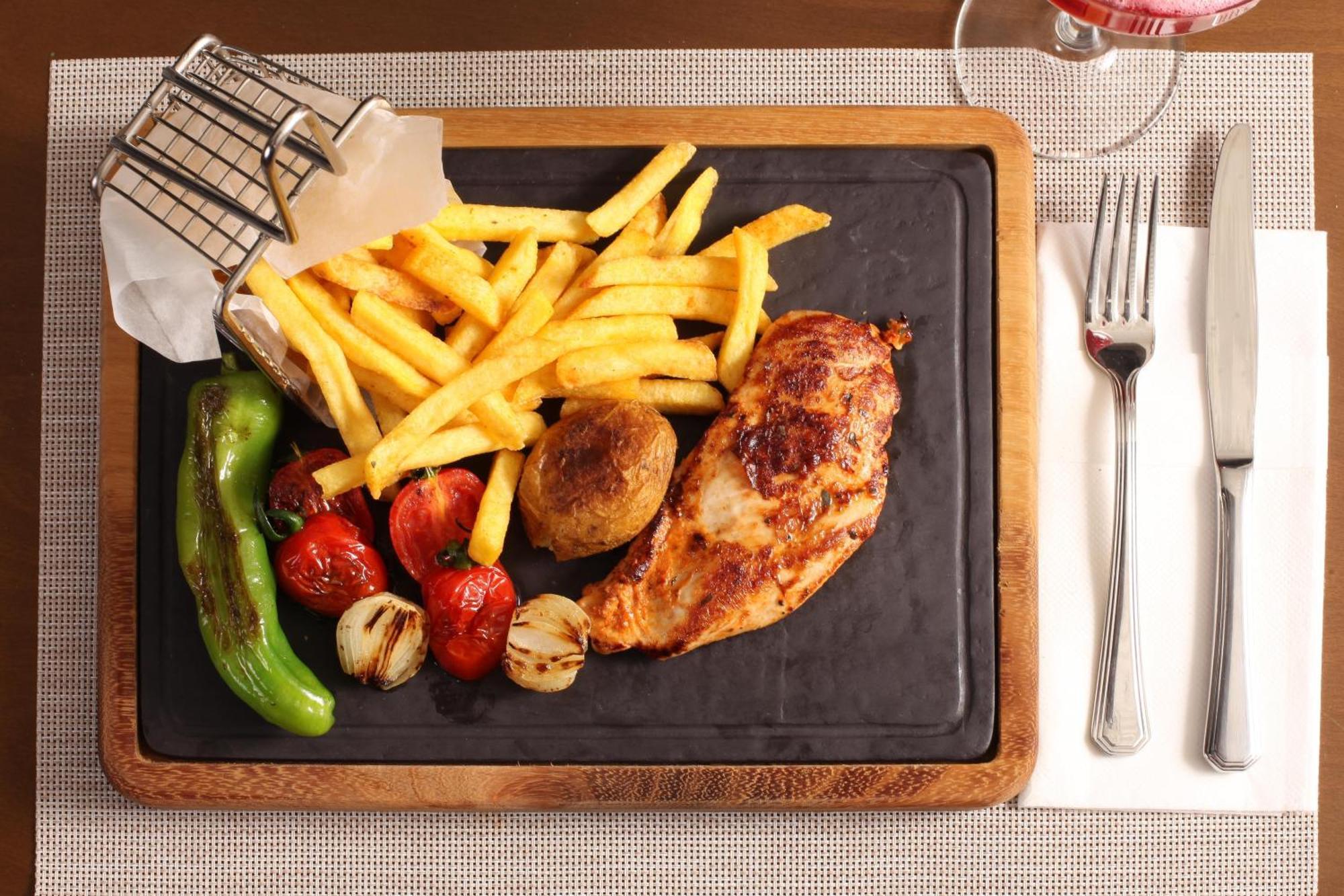 فنادق بنتلي باي مولتون - سبيشال كلاس اسطنبول المظهر الخارجي الصورة A steak with chips and vegetables