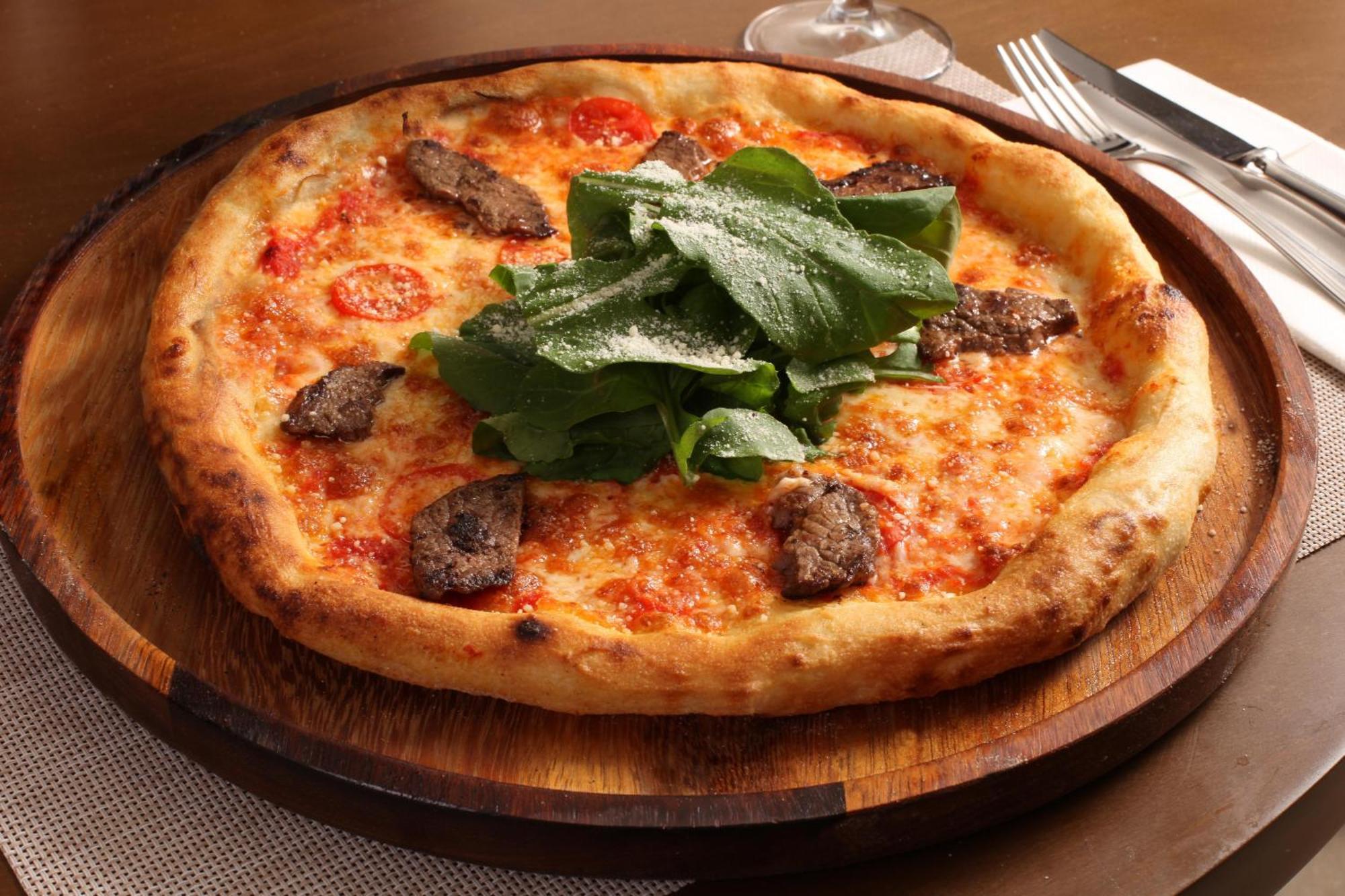 فنادق بنتلي باي مولتون - سبيشال كلاس اسطنبول المظهر الخارجي الصورة A pizza with lamb sausage and rocket