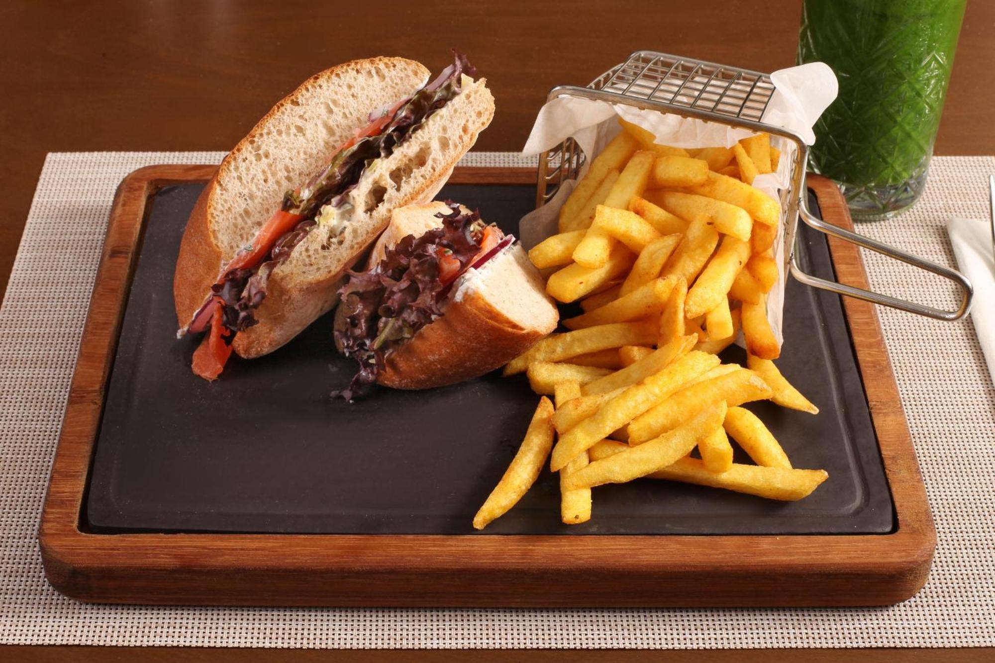 فنادق بنتلي باي مولتون - سبيشال كلاس اسطنبول المظهر الخارجي الصورة A club sandwich with chips