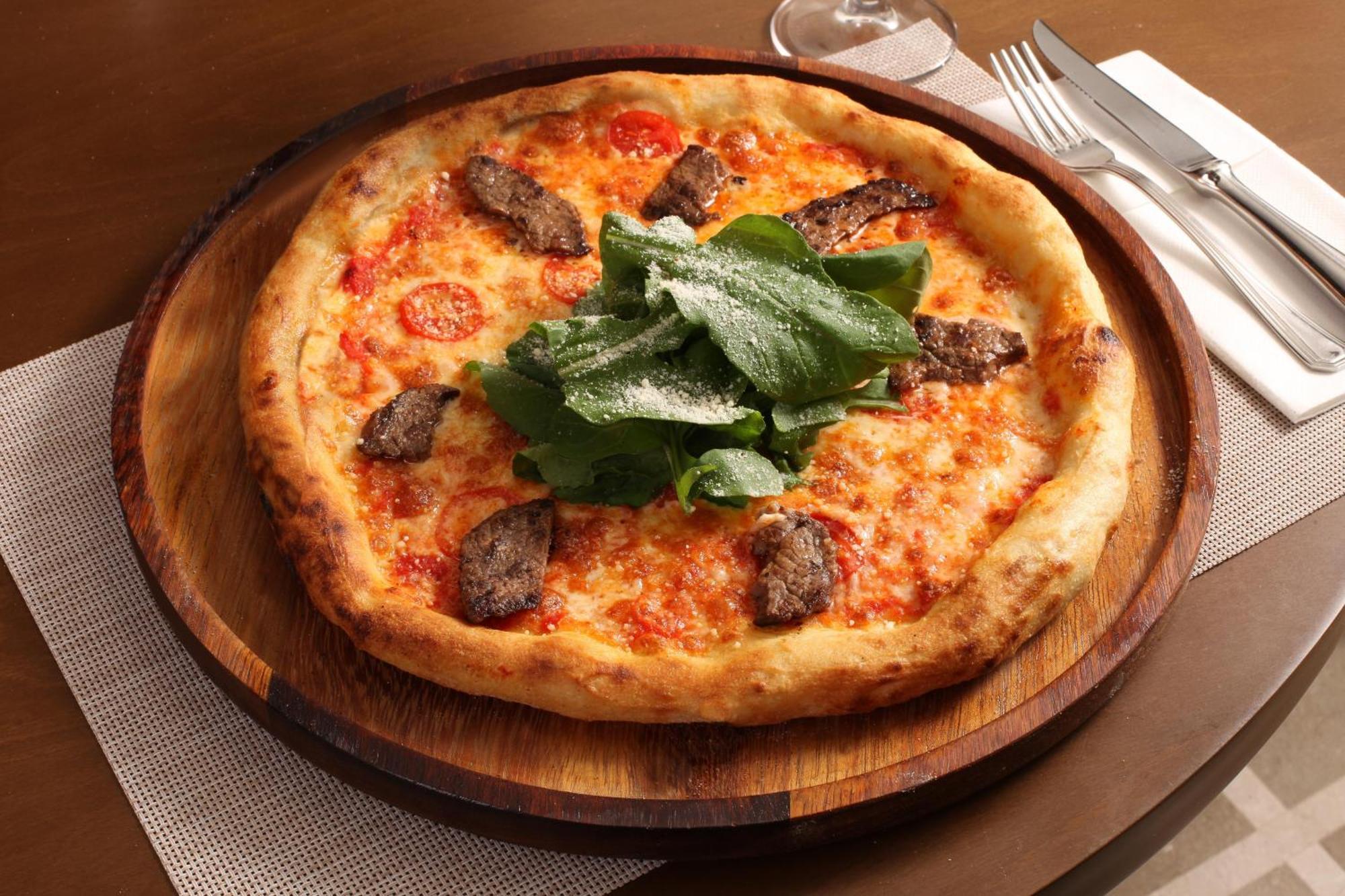 فنادق بنتلي باي مولتون - سبيشال كلاس اسطنبول المظهر الخارجي الصورة A pizza with sausage and arugula
