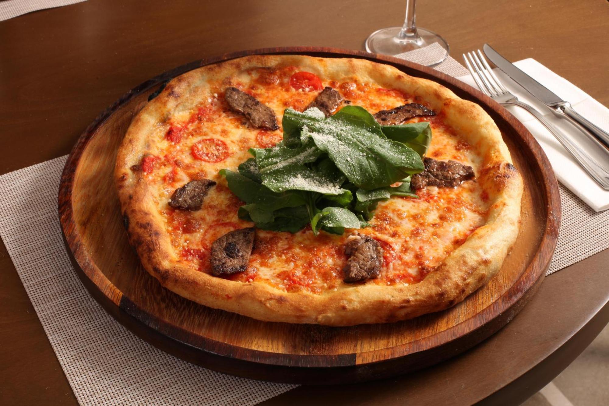فنادق بنتلي باي مولتون - سبيشال كلاس اسطنبول المظهر الخارجي الصورة A pizza with sausage and arugula