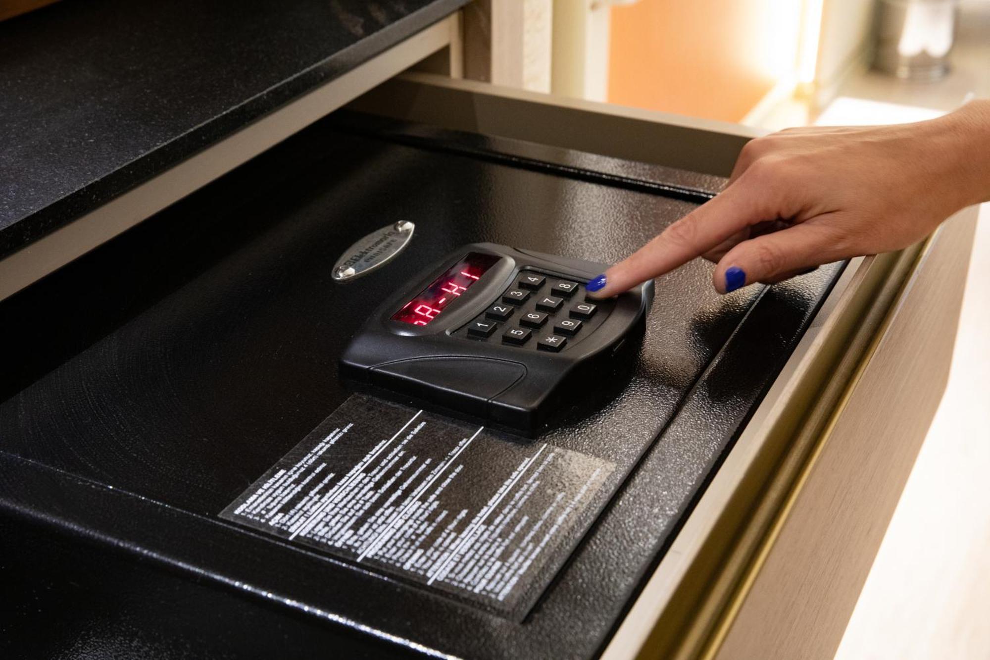 فنادق بنتلي باي مولتون - سبيشال كلاس اسطنبول المظهر الخارجي الصورة A safe with a keypad